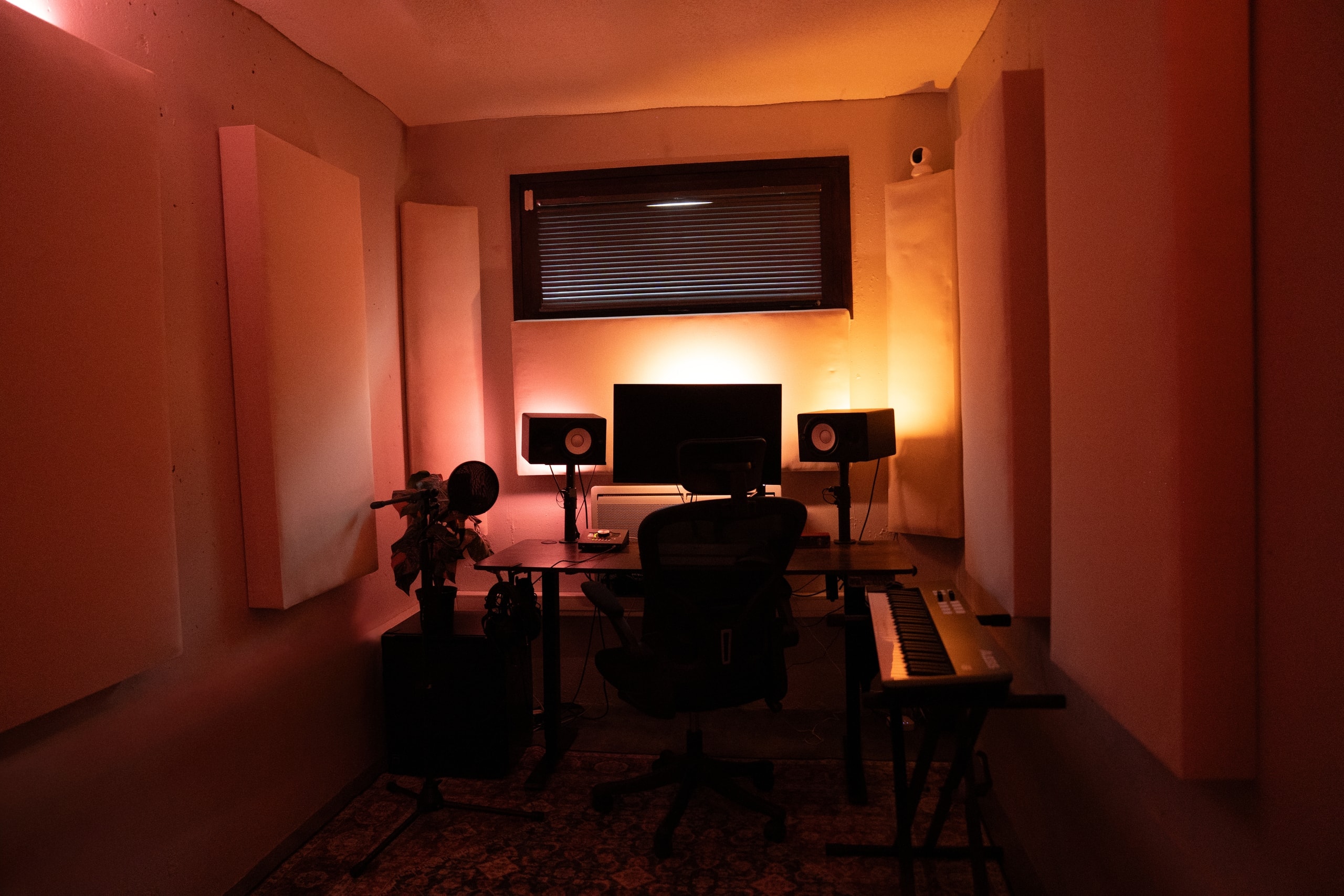 Vue d’ensemble du studio Maryva — régie, micro et espace d’enregistrement